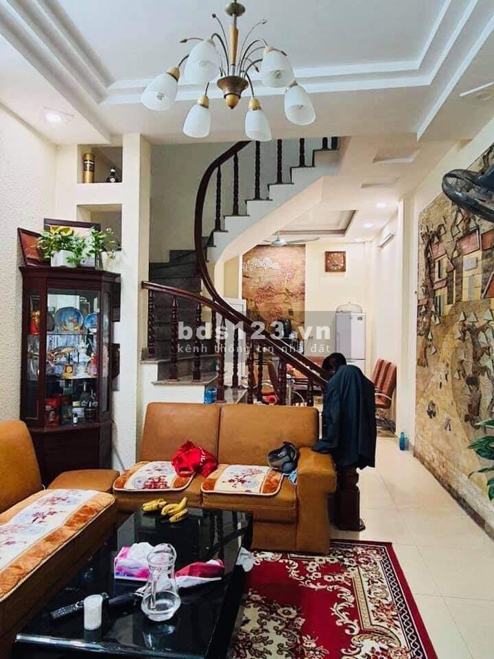 Ban gấp nhà nguyên căn Quận Cầu Giấy, dt 50m2, 5 tầng mặt tiền 4m, giá 4 tỷ, nhà tự xây ở luôn