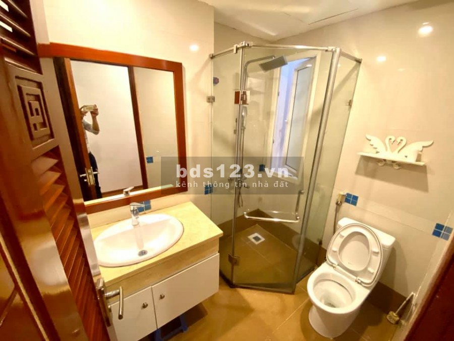 Bán nhà Nguyễn Văn Cừ, Quận Long Biên gara ô tô gần phố diện tích 37m2 giá bán 4.5 tỷ