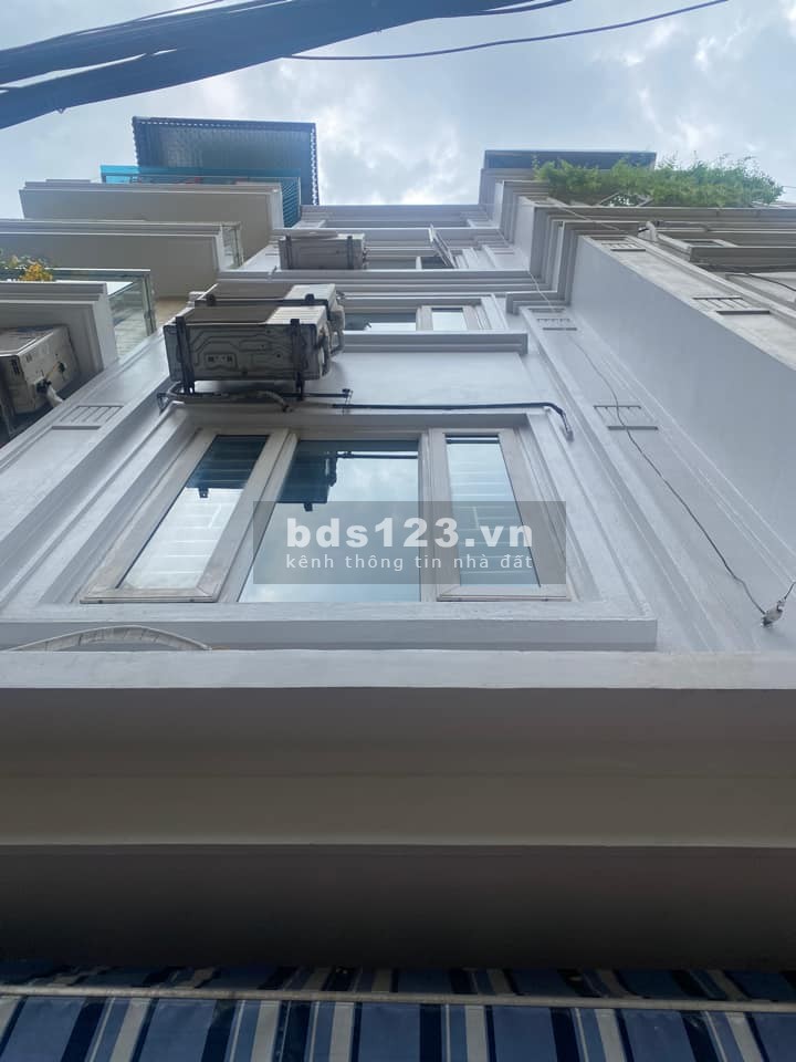 Bán nhà Nguyễn Văn Cừ, Quận Long Biên gara ô tô gần phố diện tích 37m2 giá bán 4.5 tỷ