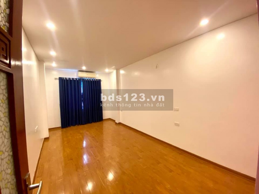 Bán nhà Nguyễn Văn Cừ, Quận Long Biên gara ô tô gần phố diện tích 37m2 giá bán 4.5 tỷ