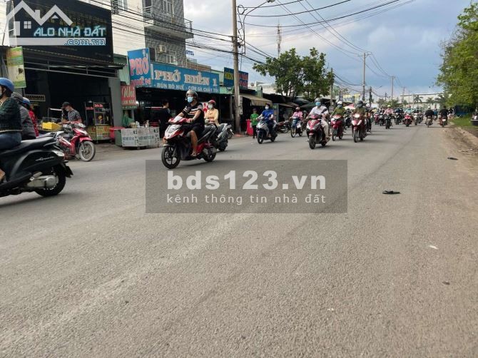 Bán lô đất dt 200m2, mặt tiền Tỉnh Lộ 10, sổ hồng riêng thổ cư gần chợ, gần khu công nghiệp