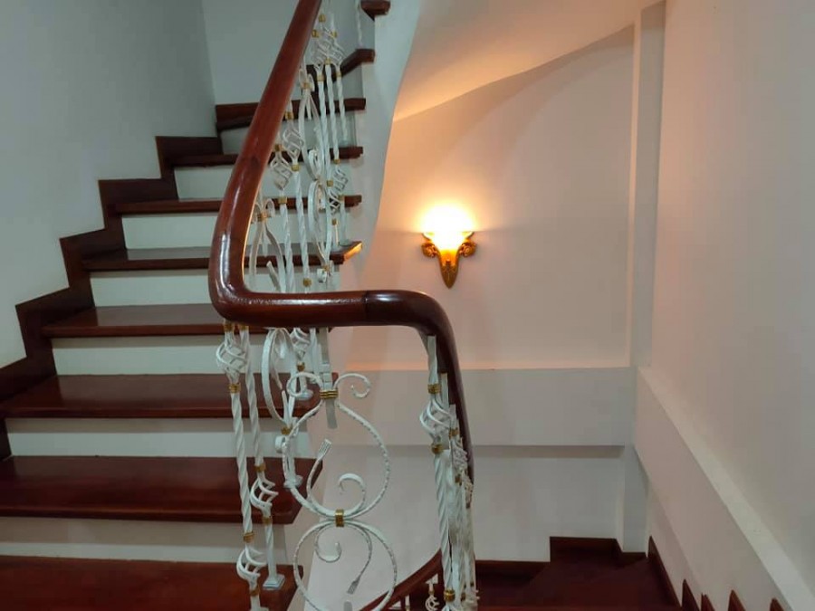 Bán nhà mặt ngõ rộng như phố, mặt tiền rộng, kinh doanh tốt giá bán 13.5 tỷ, lh 0362437899