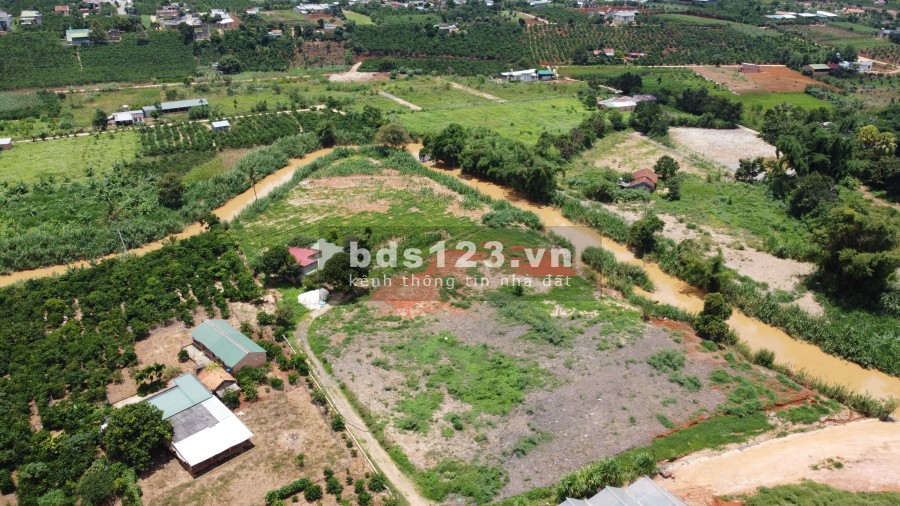 Đất thị trấn Nam Ban Cách Đà Lạt 15km , ôm suối cam ly thổ cư sổ riêng khu dân cư đông
