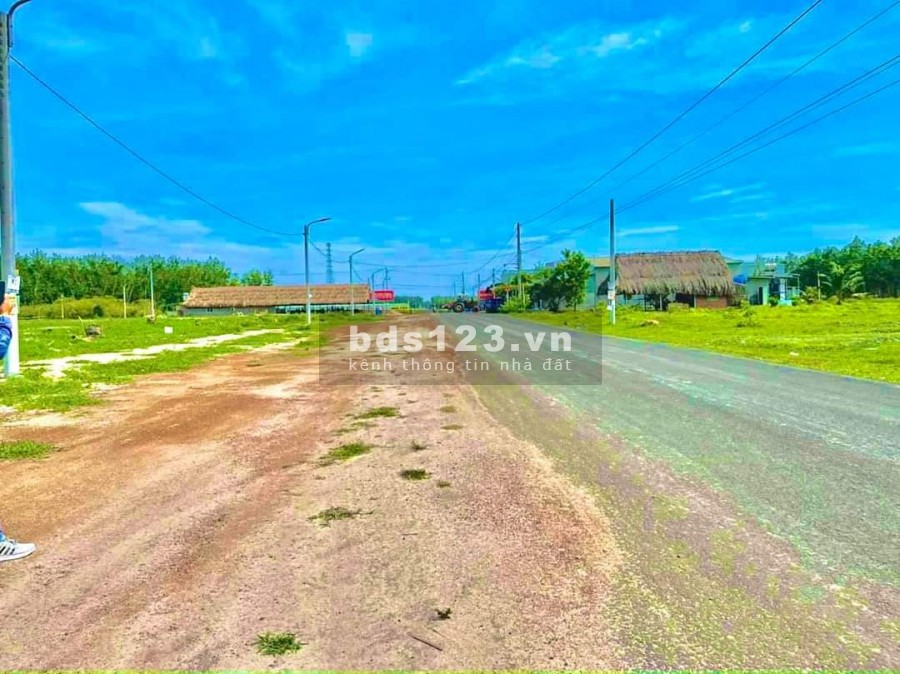 Chị tôi cần bán gấp lô đất mặt tiền đường nhựa số 40 vành đai kcn becamex Bình phước,LH 0972933777