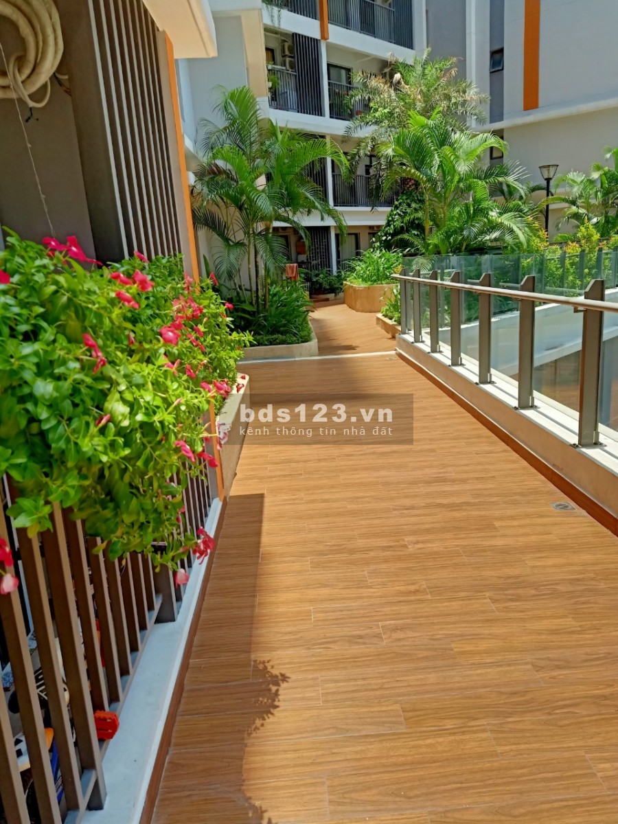 Bán căn hộ chung cư tầng thấp, view hồ bơi, căn góc, diện tích 67m2, giá bán thoả thuận
