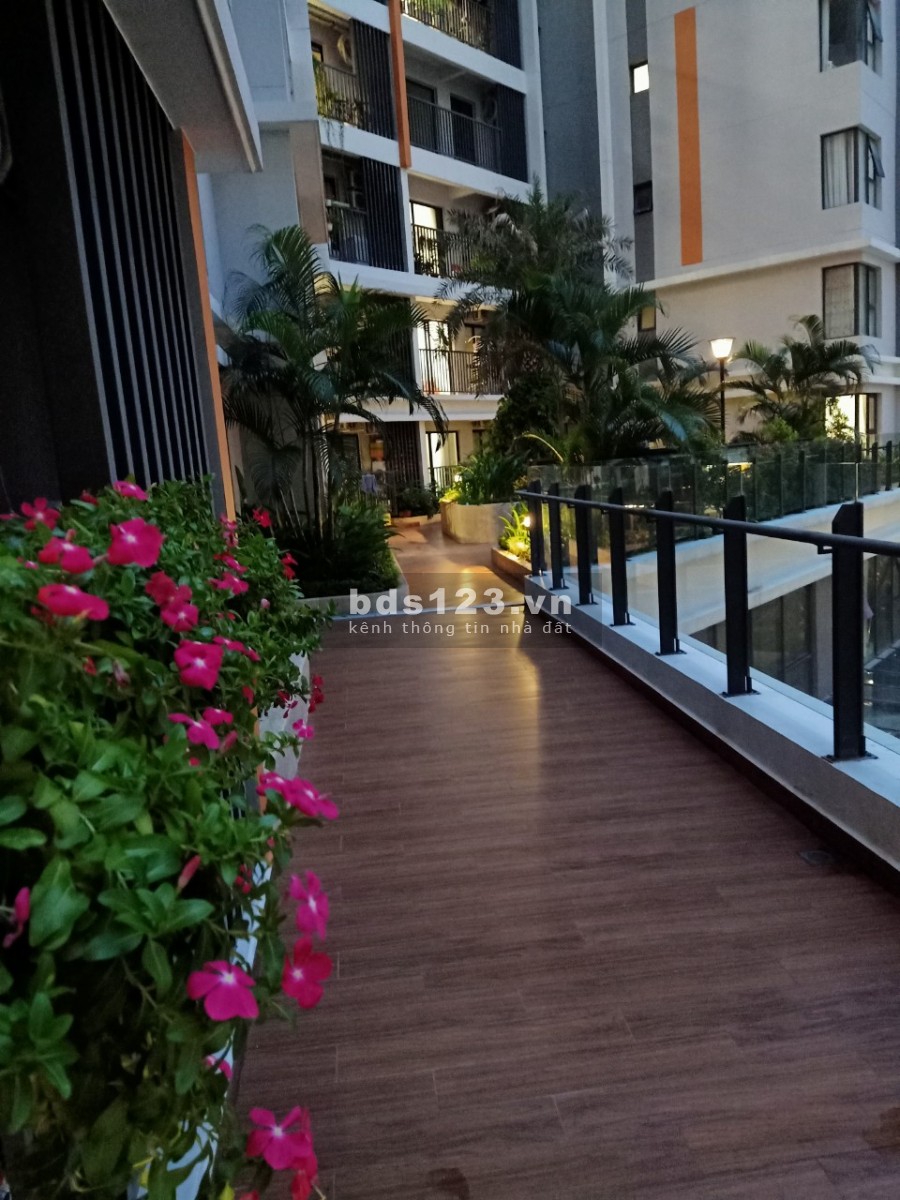 Bán căn hộ chung cư tầng thấp, view hồ bơi, căn góc, diện tích 67m2, giá bán thoả thuận