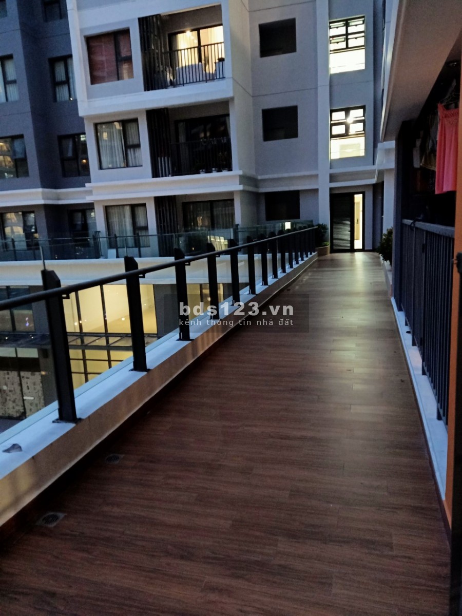 Bán căn hộ chung cư tầng thấp, view hồ bơi, căn góc, diện tích 67m2, giá bán thoả thuận