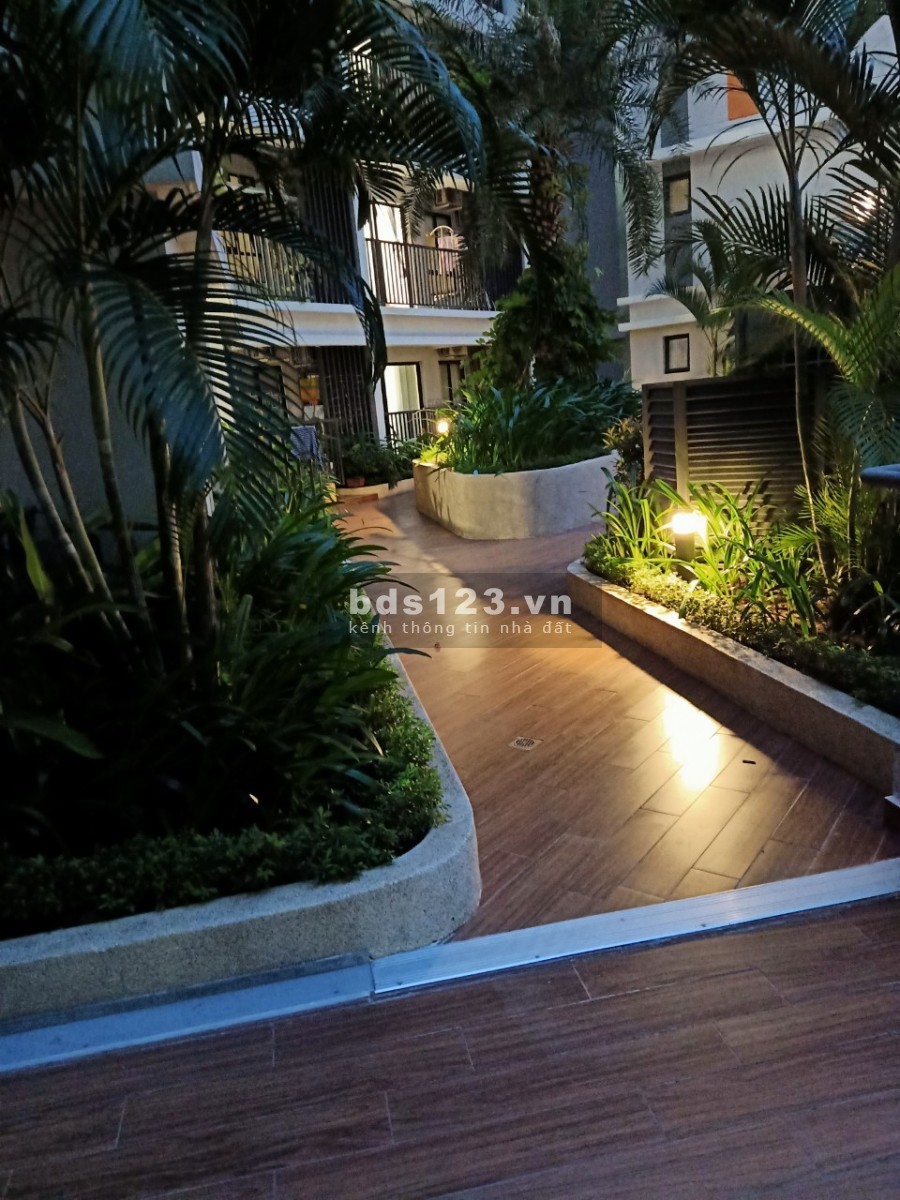 Bán căn hộ chung cư tầng thấp, view hồ bơi, căn góc, diện tích 67m2, giá bán thoả thuận