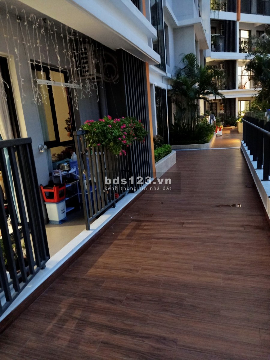 Bán căn hộ chung cư tầng thấp, view hồ bơi, căn góc, diện tích 67m2, giá bán thoả thuận