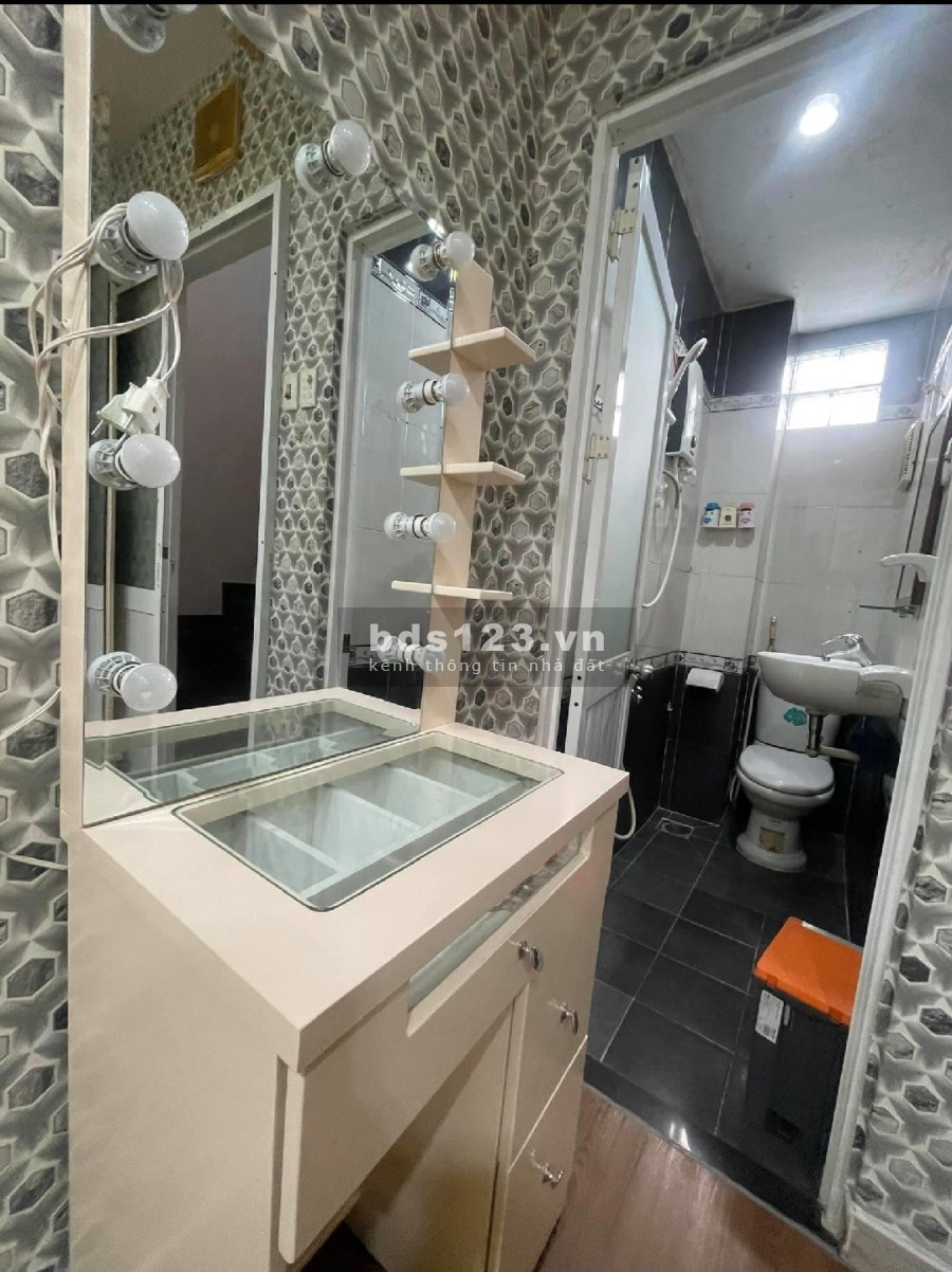 Bán nhà Nguyễn Tất Thành, Quận 4, đúc kiên cố 3 lầu, giá bán nhanh 3.3 tỷ, bàn giao ngay