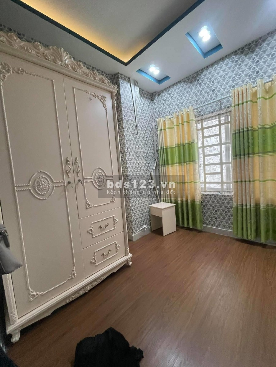 Bán nhà Nguyễn Tất Thành, Quận 4, đúc kiên cố 3 lầu, giá bán nhanh 3.3 tỷ, bàn giao ngay