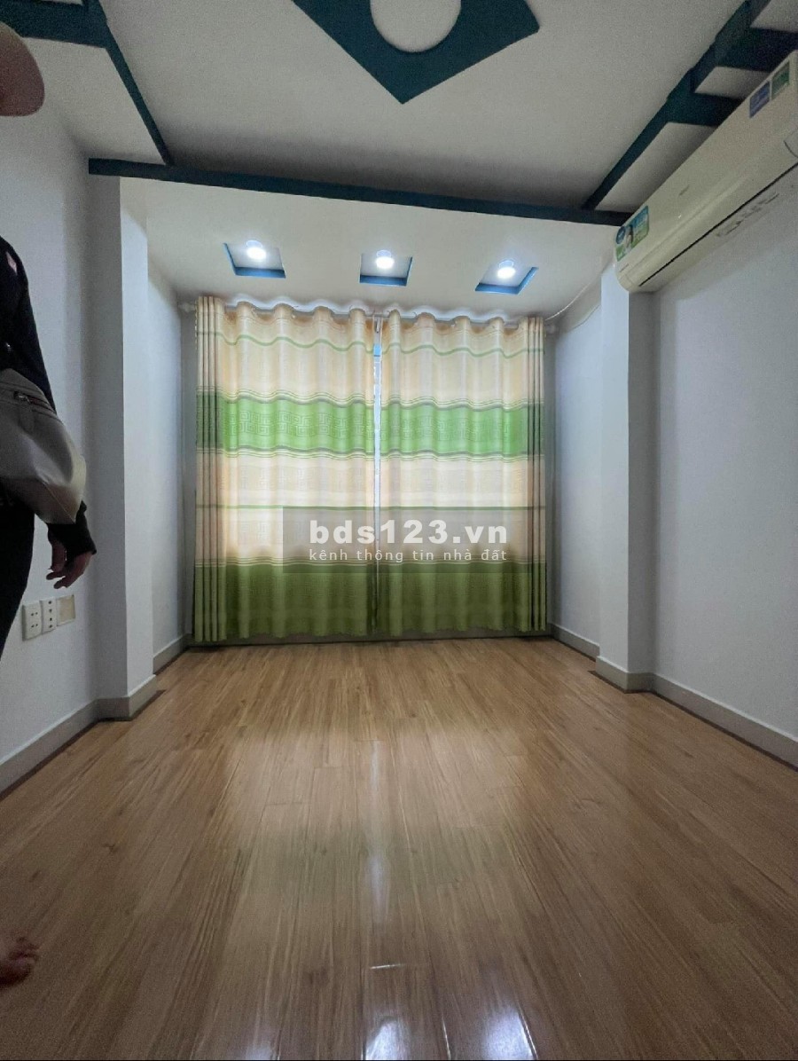 Bán nhà Nguyễn Tất Thành, Quận 4, đúc kiên cố 3 lầu, giá bán nhanh 3.3 tỷ, bàn giao ngay