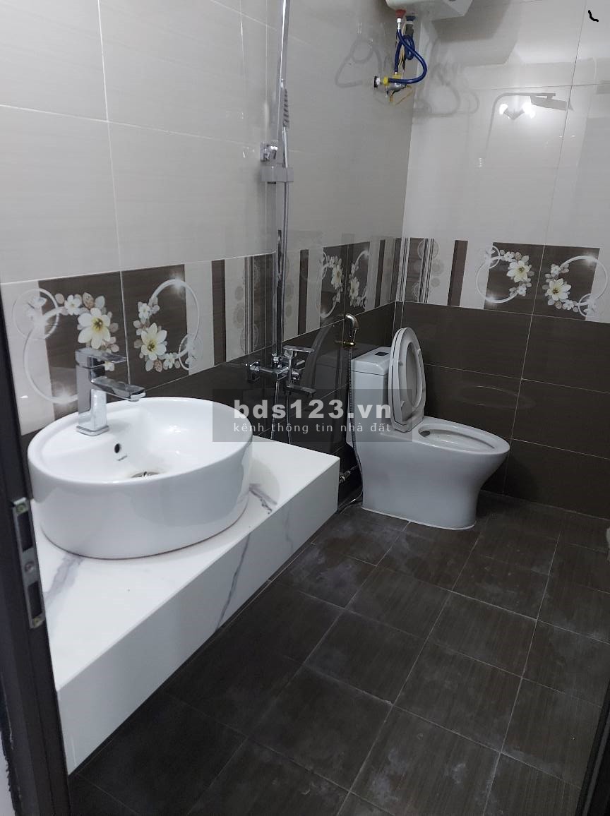 Siêu rẻ! Bán nhà đường Láng, ngõ thoáng, nhà cao, full nội thất, 33m2 chỉ 2 tỷ 990 triệu!