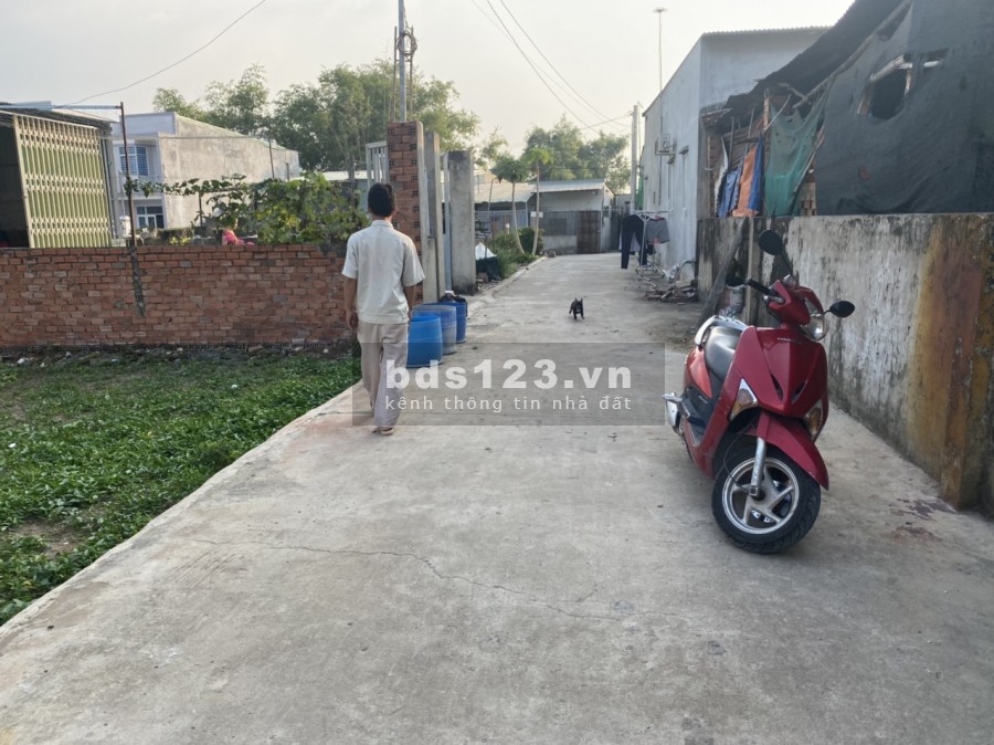 Chính chủ cần bán gấp lô đất diện tích 100m2 vuông vức ngay Chợ Điều Long Bình