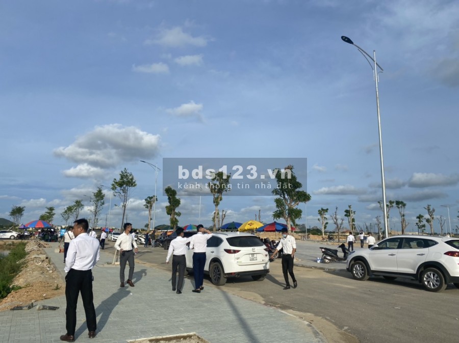 Tôi còn lô đất MB650 Đông Khê. Lô xe khe sát công viên 2 mặt tiền. Cách đường 36m chỉ 20m