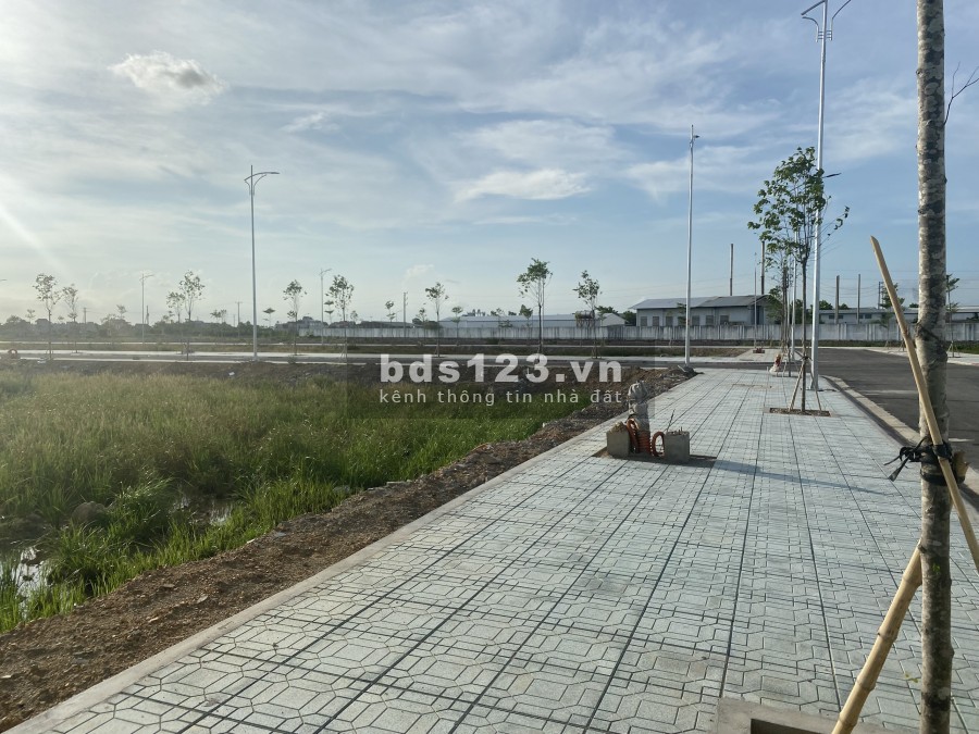 Tôi còn lô đất MB650 Đông Khê. Lô xe khe sát công viên 2 mặt tiền. Cách đường 36m chỉ 20m