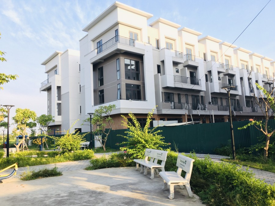 Bán Shophouse đối diện tòa chung cư Khu đô thị dịch vụ Vsip Bắc Ninh đúc 4 tầng thông thoáng