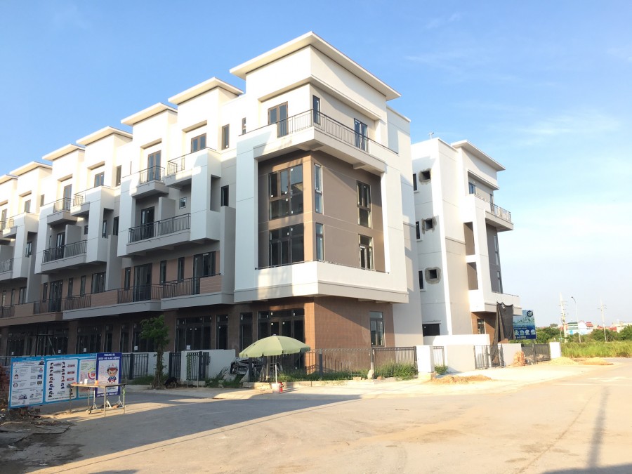 Bán Shophouse đối diện tòa chung cư Khu đô thị dịch vụ Vsip Bắc Ninh đúc 4 tầng thông thoáng