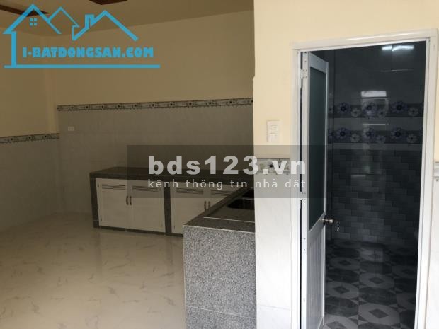 Gia đình ra Bắc định cư cần bán căn nhà 100m2, vị trí đẹp, dân đông, SHR.