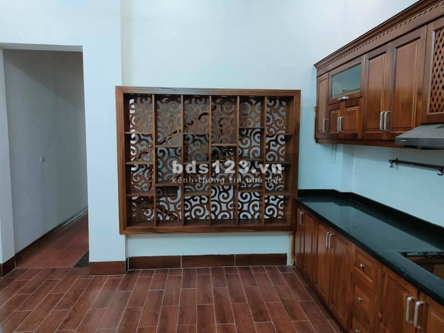 Bán nhà Hồng Tiến diện tích 45m2, đúc kiên cố 4 tầng, ngỗ rộng ô tô đỗ trong nhà giá rẻ