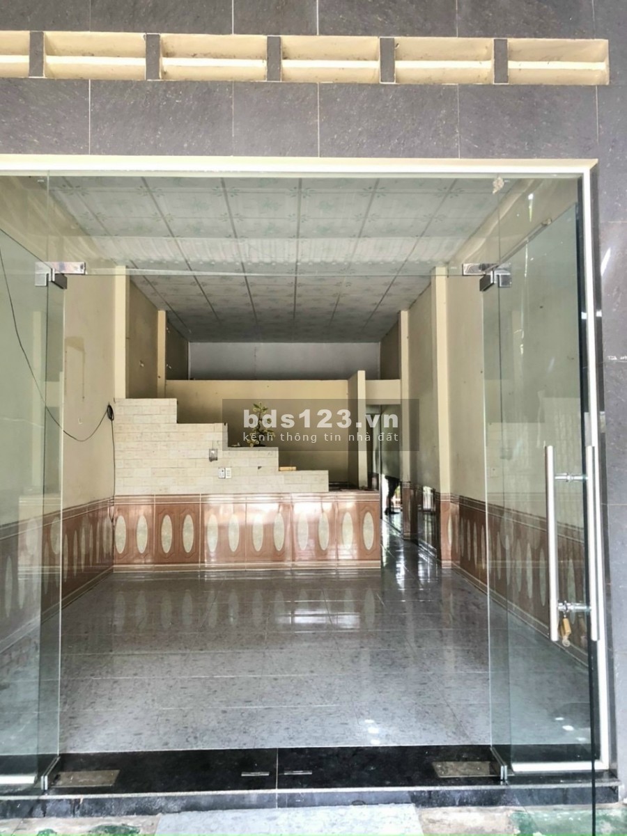 Gia đình ra Bắc định cư cần bán căn nhà 100m2, vị trí đẹp, dân đông, SHR.