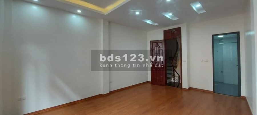Nhà đẹp Bát Khối diện tích sử dụng 40m2, giá bán 2 tỷ 850 tỷ ô tô vào nhà, dân cư tri thức