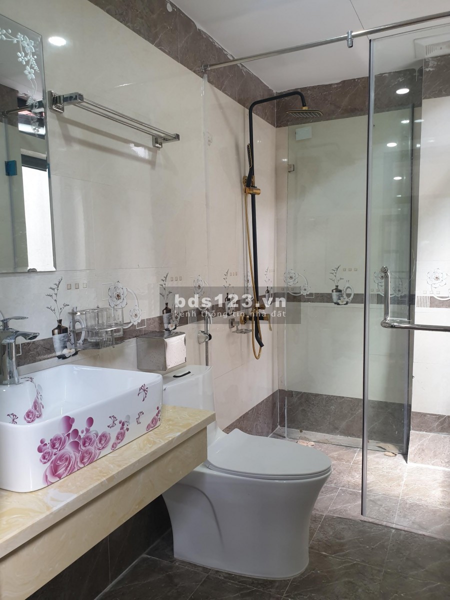 Chính chủ cần bán nhà nguyên căn 2 mặt thoáng, vị trí đẹp 20m ra ô tô tránh, lh 0988650728