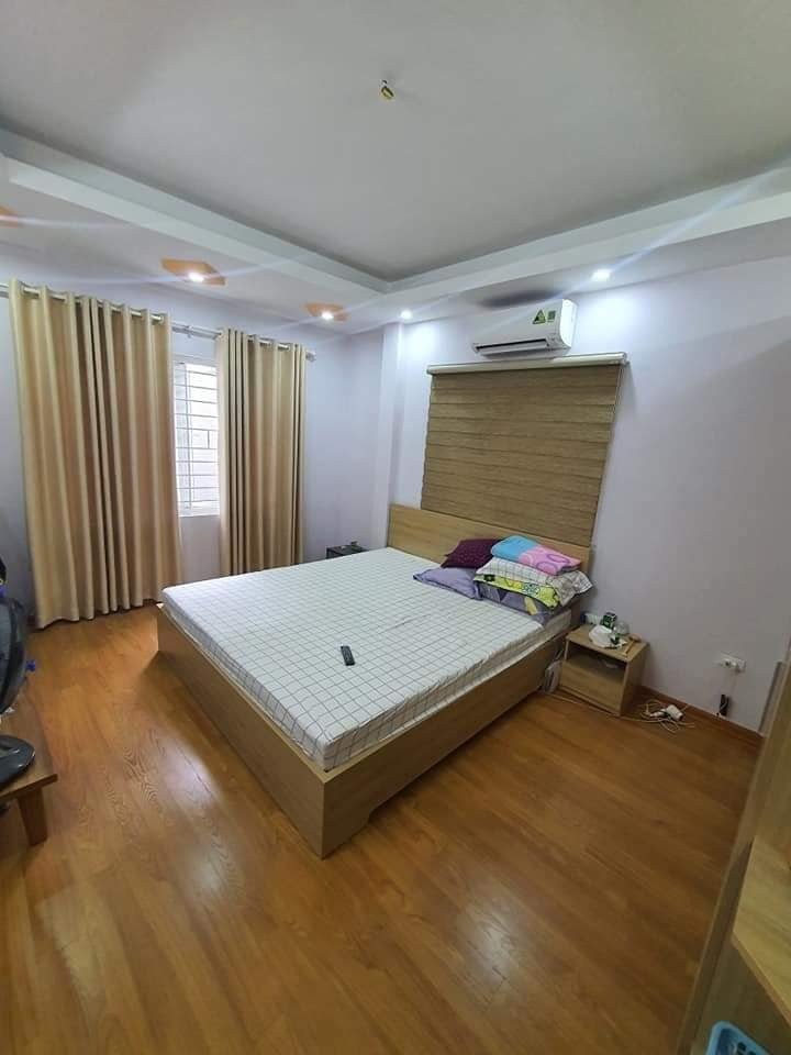 Siêu hiếm Phố Hoàng Văn Thái phân lô quân đội tặng nội thất gỗ Hương các phòng đều có cửa sổ DT 52 m2