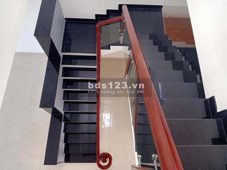Bán nhà mặt phố đang lên đường 2 chiều, hỗ trợ vay, liên hệ xem nhà 0334544104