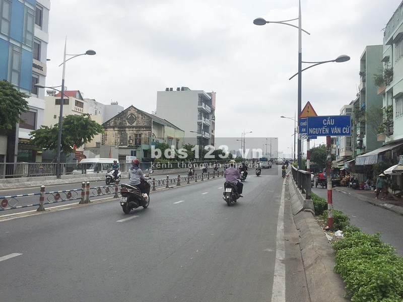 Bán nha mặt phố Nguyễn Văn Cừ diện tích sử dụng 31m2 giá bán 6ty5 liên hệ 0353098442