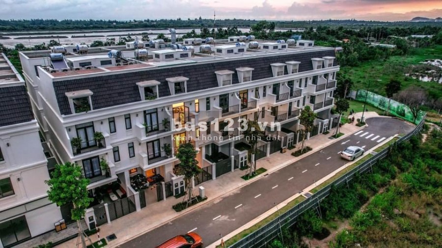 Cần bán suất nhà liền kề dãy 10 cạnh sân vườn thoát hiểm giáp hồ điều hoà giá tốt
