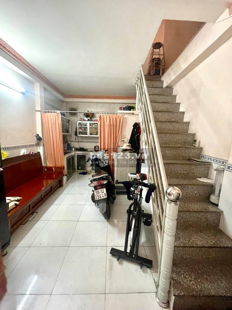 Bán nhà gấp Đông Hồ Phường 4 Quận 8, diện tích sử dụng 29m2, giá bán 2.5 tỷ đúc kiên cố