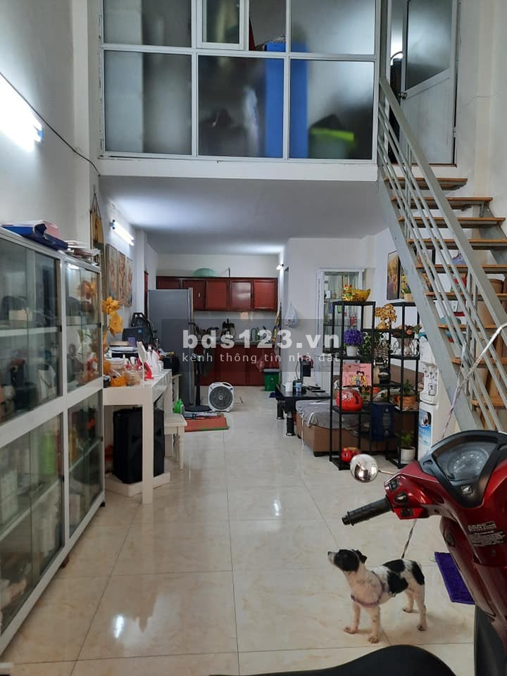 Cần bán nhà 37m2, gái 2x tỷ Ngọc Thuỵ Quận Long Biên, ô tô đỗ cổng ngõ thông, giá 2.25 tỷ