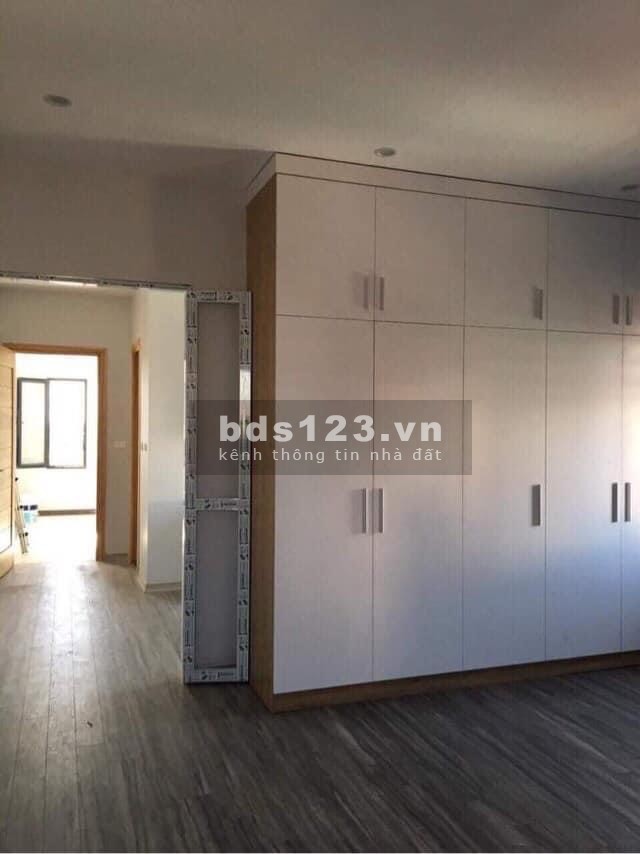 Tôi cần bán nhà ngay phố Nguyên Văn Cừ đúc kiên cố thửa đất vuông vắn, diện tích 57m2