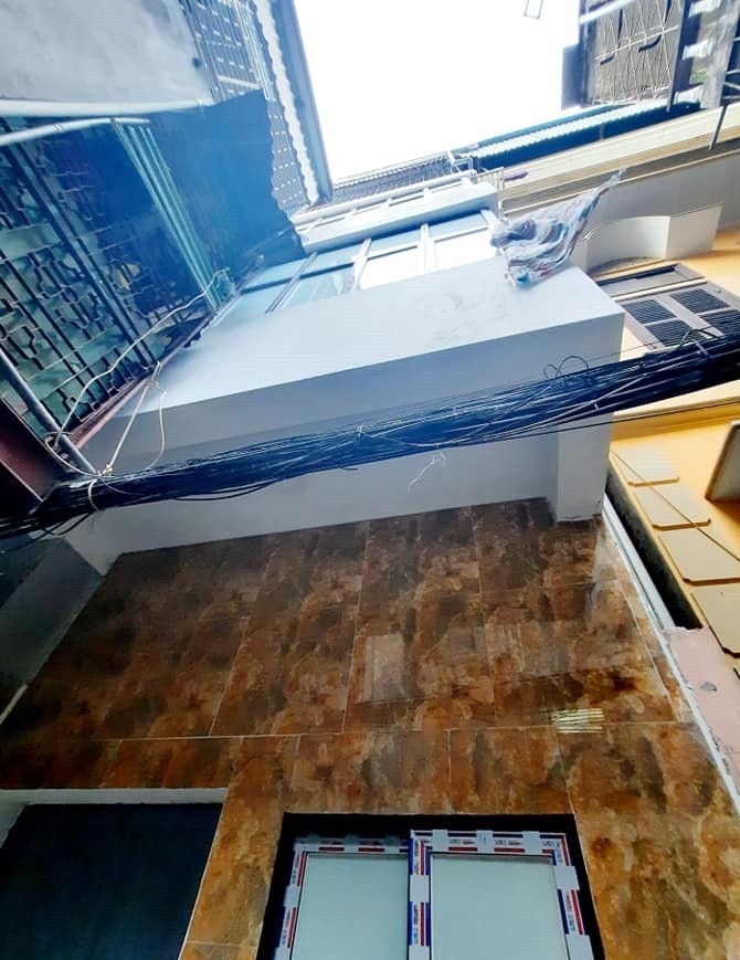 Nhà Láng Thượng, 3 mặt thoáng, mặt tiền rộng, ô tô đỗ gần nhà.