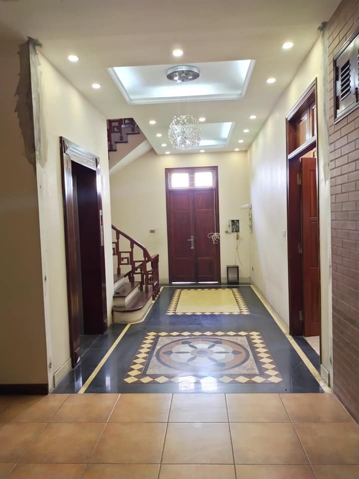 Bán tòa nhà đường Vũ Đức Thận Việt Hưng 350m2 4T MT 12m thang máy KD trên 40 tỷ