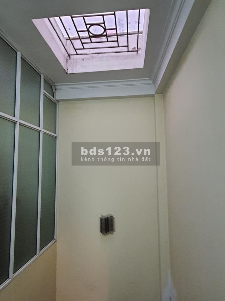 Nhà nguyên căn đẹp ở ngay Bạch Đằng Hoàn Kiếm, dt 30m2, 5 tầng giá 2x tỷ, gần phố ngõ thông