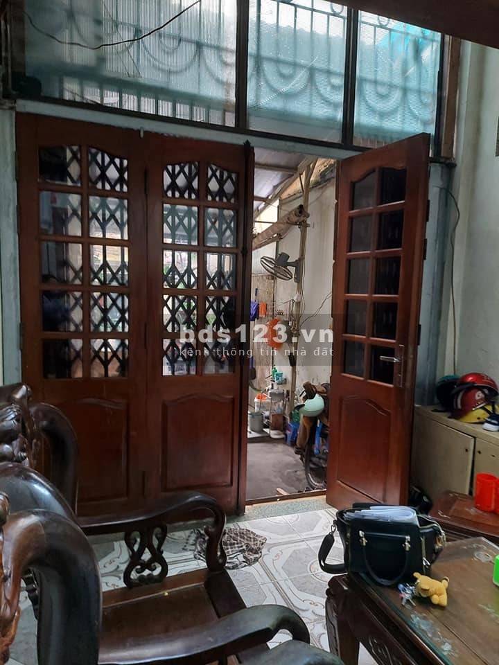 Bán nhà nguyên căn ngõ Hoàng Quốc Việt gần Bưởi dt 4m2, 3 tầng đúc, mt 4m, giá 6.3 tỷ, lh 0975513371
