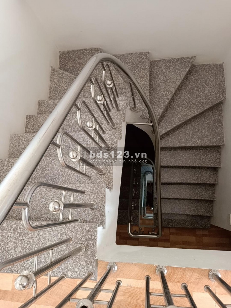 Bán nhà nguyên căn ô tô qua nhà phố Trạm, Bát Khối, Long Biên, dt 35m2, 4 tầng, mt 4m, giá 2.75 tỷ