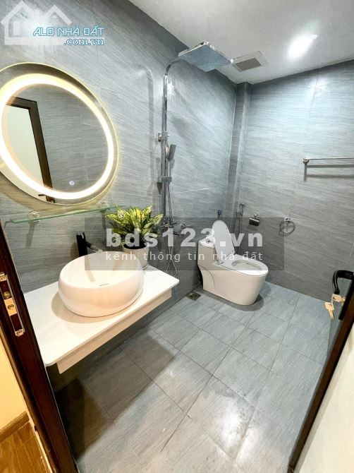 Nhà nguyên căn hàng xóm Royal diện tích sử dụng 54m2, giá bán 4.7 tỷ, sổ sẵn chính chủ