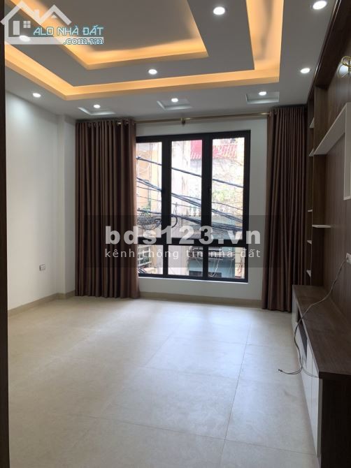 Nhà nguyên căn hàng xóm Royal diện tích sử dụng 54m2, giá bán 4.7 tỷ, sổ sẵn chính chủ