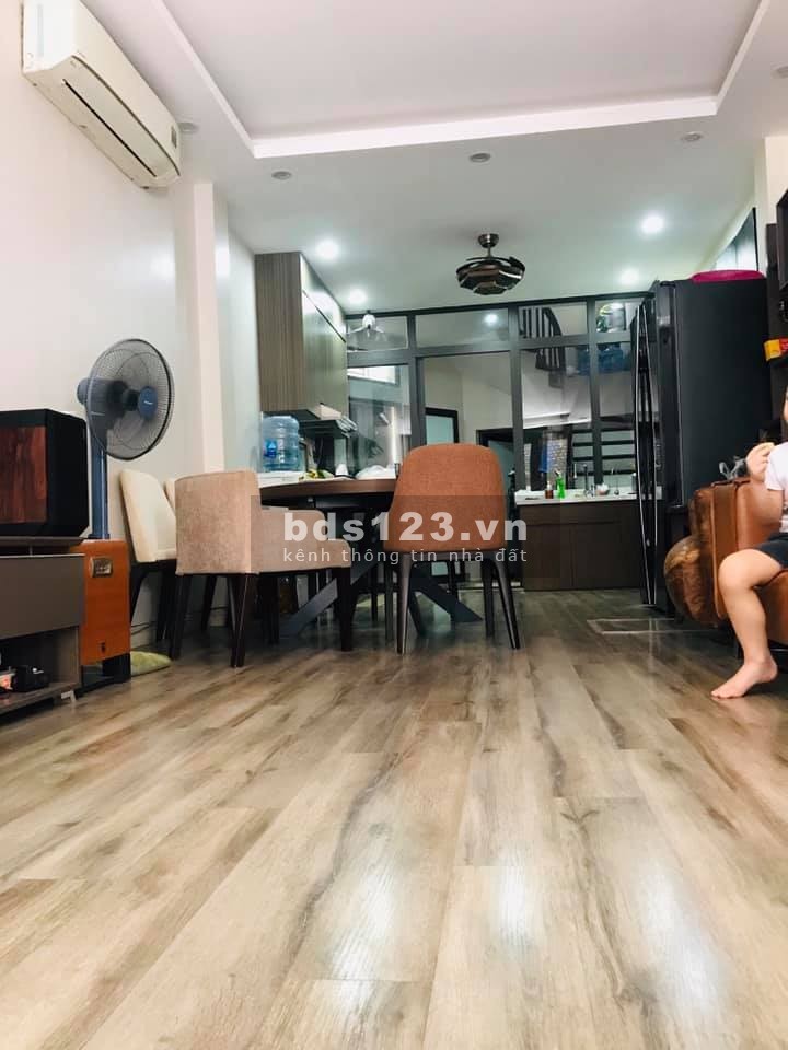 Bán gấp mặt phố Yên Lạc Quận Hai Bà Trưng, dtsd 44m2, 5 tầng giá 8.x tỷ, nội thất xịn, kinh doanh