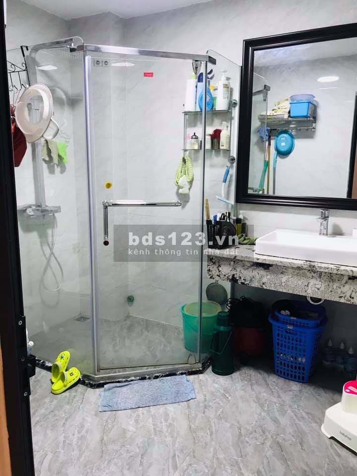 Bán gấp mặt phố Yên Lạc Quận Hai Bà Trưng, dtsd 44m2, 5 tầng giá 8.x tỷ, nội thất xịn, kinh doanh