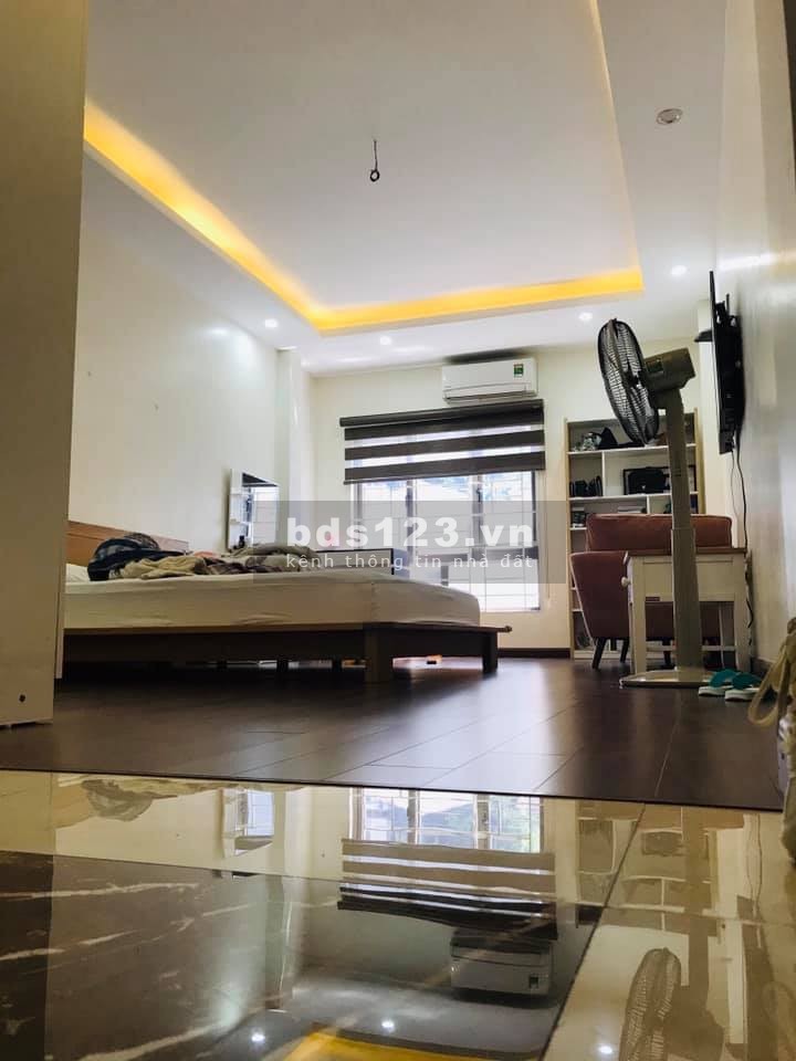 Bán gấp mặt phố Yên Lạc Quận Hai Bà Trưng, dtsd 44m2, 5 tầng giá 8.x tỷ, nội thất xịn, kinh doanh