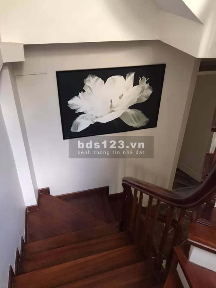 Bán gấp mặt phố Yên Lạc Quận Hai Bà Trưng, dtsd 44m2, 5 tầng giá 8.x tỷ, nội thất xịn, kinh doanh