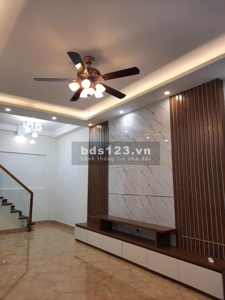 Bán nhà Nguyên Văn Cừ Quận Long Biên, gần bến xe Gia Lâm, ngõ rộng. ô tô đỗ cửa