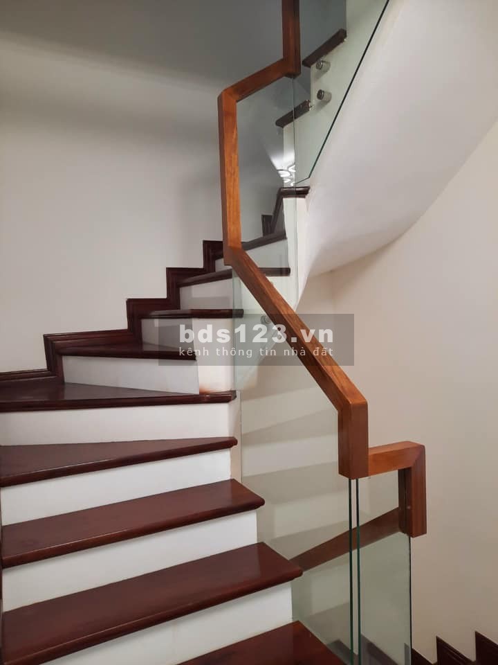 Bán nhà Nguyên Văn Cừ Quận Long Biên, gần bến xe Gia Lâm, ngõ rộng. ô tô đỗ cửa