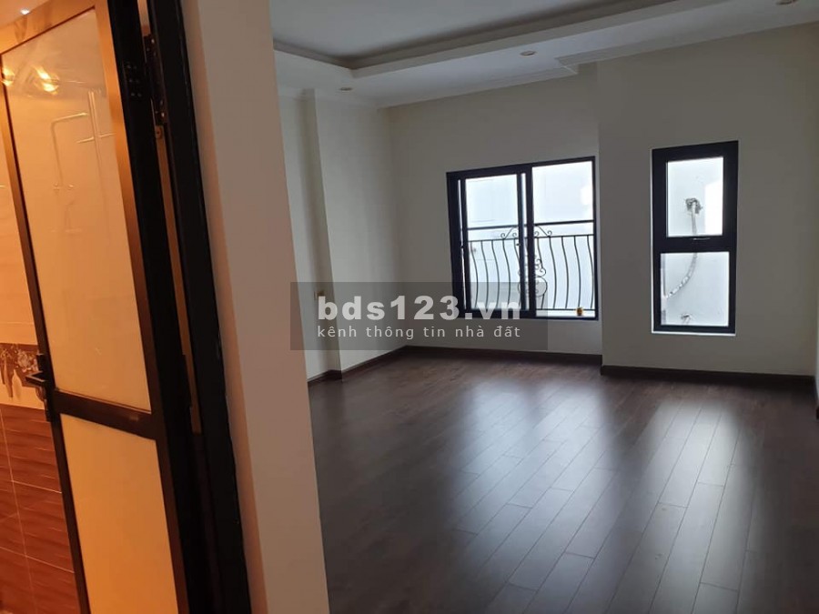 Chính chủ bán gấp nhà mặt phố Thạch Bàn gara ô tô diện tích 60m2 4 tầng, mt 5m, giá 5 tỉ