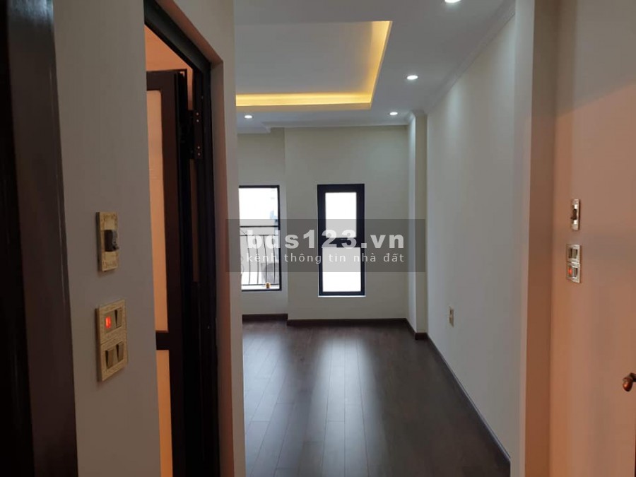Chính chủ bán gấp nhà mặt phố Thạch Bàn gara ô tô diện tích 60m2 4 tầng, mt 5m, giá 5 tỉ