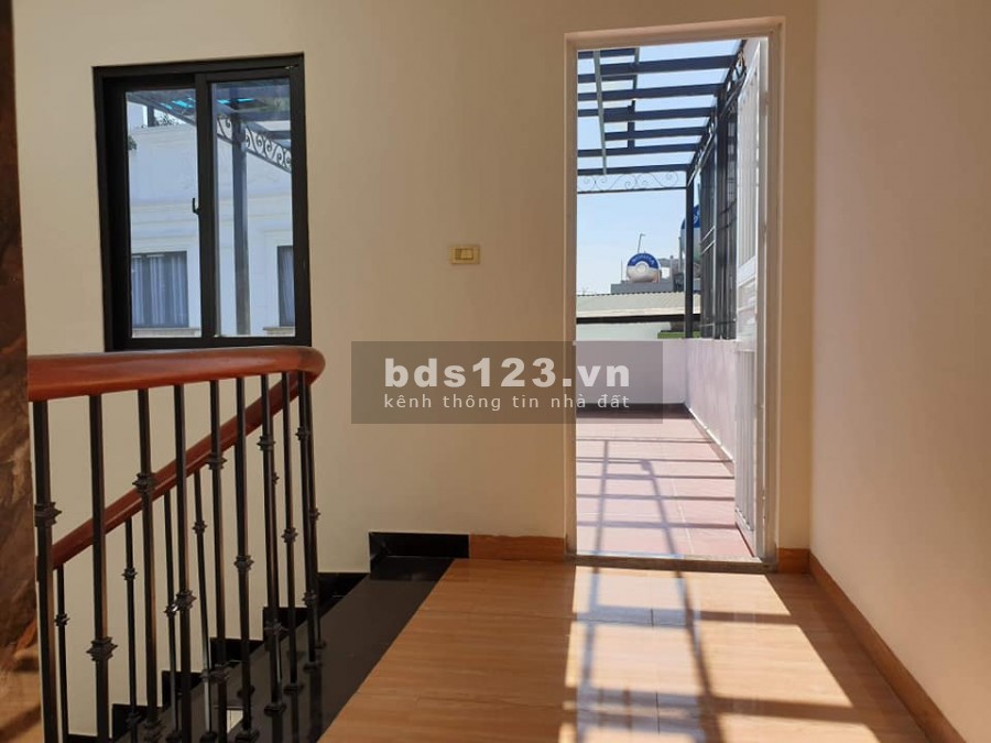 Chính chủ bán gấp nhà mặt phố Thạch Bàn gara ô tô diện tích 60m2 4 tầng, mt 5m, giá 5 tỉ